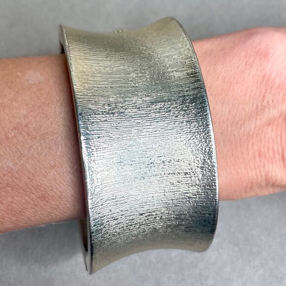 Light Gold Tone Oversized Hinged Bangle Bracelet - Picture 1 of 3